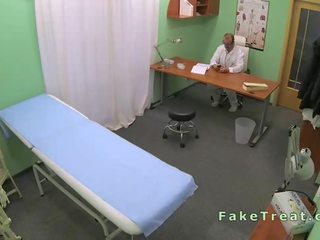 Enchanting patient fucked by doctors putz in an office